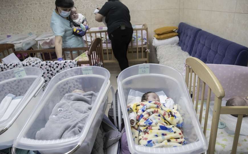 Bebe koje su rodile surogat majke, čekaju na roditelje u podrumu
